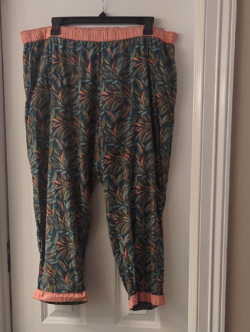 Sundance Green Leaf Print Cropped Pants with Coral Trim